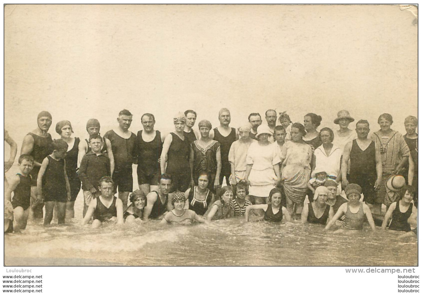 CARTE PHOTO GROUPE DE PERSONNES  BORD DE MER  LIEU  NON IDENTIFIE - A Identifier