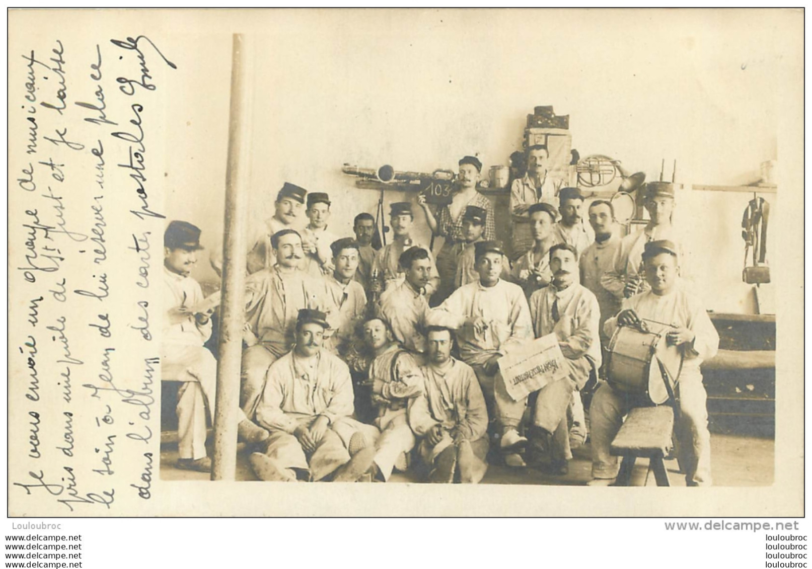 CARTE PHOTO NOTEE GROUPE DE MUSICAUX DANS UNE PIOLE DE SAINT JUST - Casernes