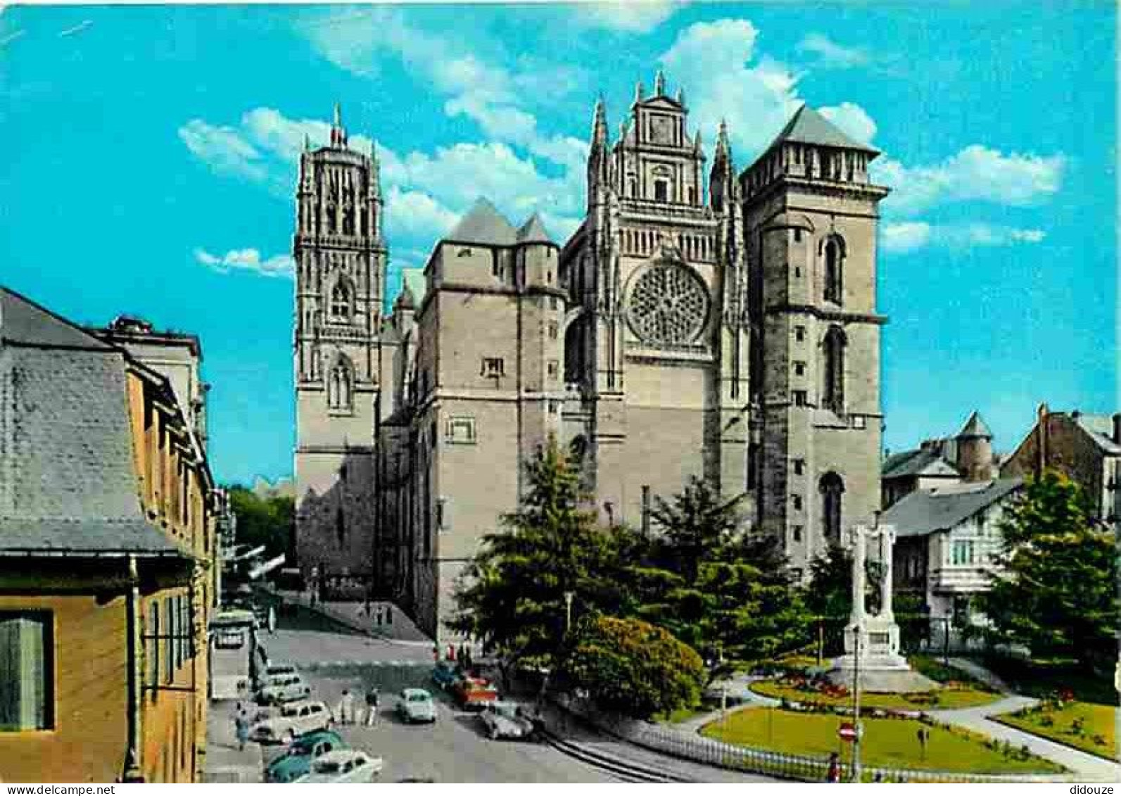12 - Rodez - La Cathédrale Notre-Dame - Automobiles - CPM - Voir Scans Recto-Verso - Rodez