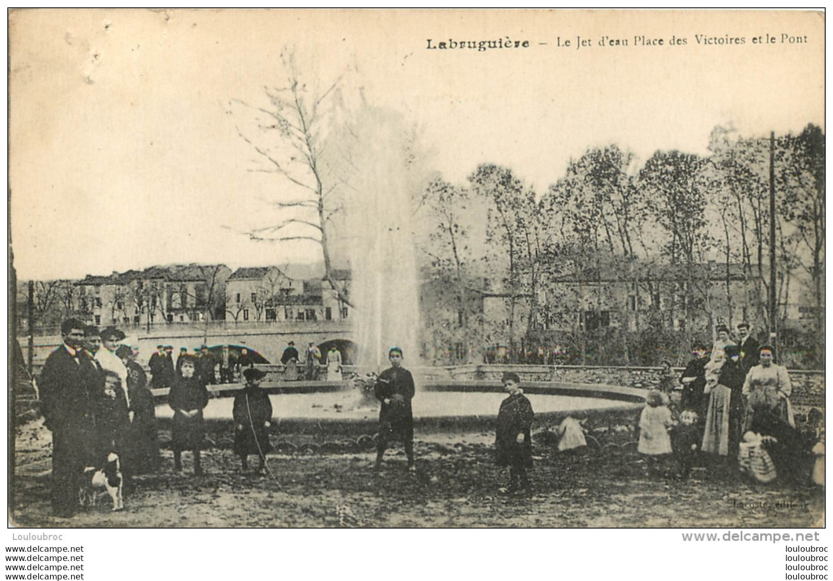 LABRUGUIERE  LE  JET D'EAU PLACE DES VICTOIRES ET LE PONT  AVEC CACHET AU VERSO DETACHEMENTS D'INSTRUCTION FRANCHISE MIL - Labruguière