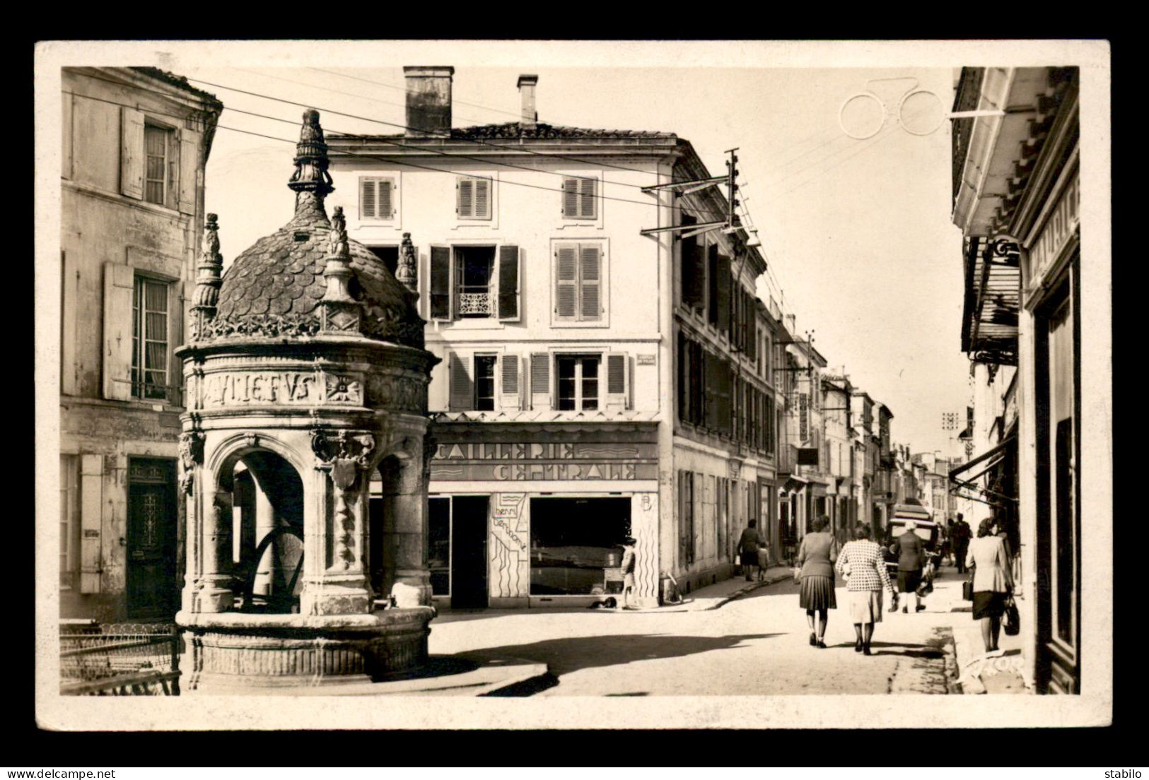 17 - ST-JEAN-D'ANGELY - LA RUE GAMBETTA ET LA FONTAINE DU PILORI - QUINCAILLERIE HENRI BERTHOME - Saint-Jean-d'Angely