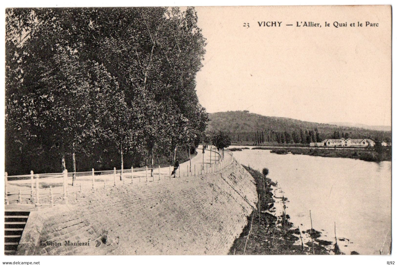 CPA 03 - VICHY (Allier) - 23. L'Allier, Le Quai Et Le Parc - Ed. Maniezzi - Vichy