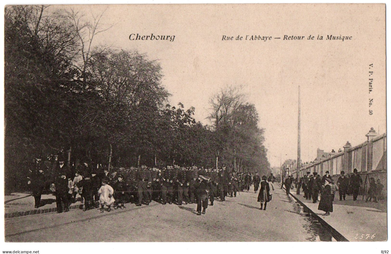 CPA 50 - CHERBOURG (Manche) - Rue De L'Abbaye - Retour De La Musique - Cherbourg