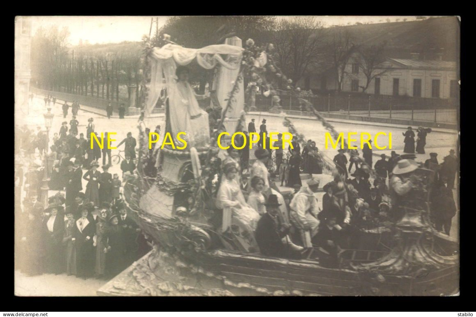 55 - BAR-LE-DUC - FETES DU 8 AVRIL 1912 - LE CHAR DE LA REINE DEVANT LA GARE - CARTE PHOTO ORIGINALE - Bar Le Duc