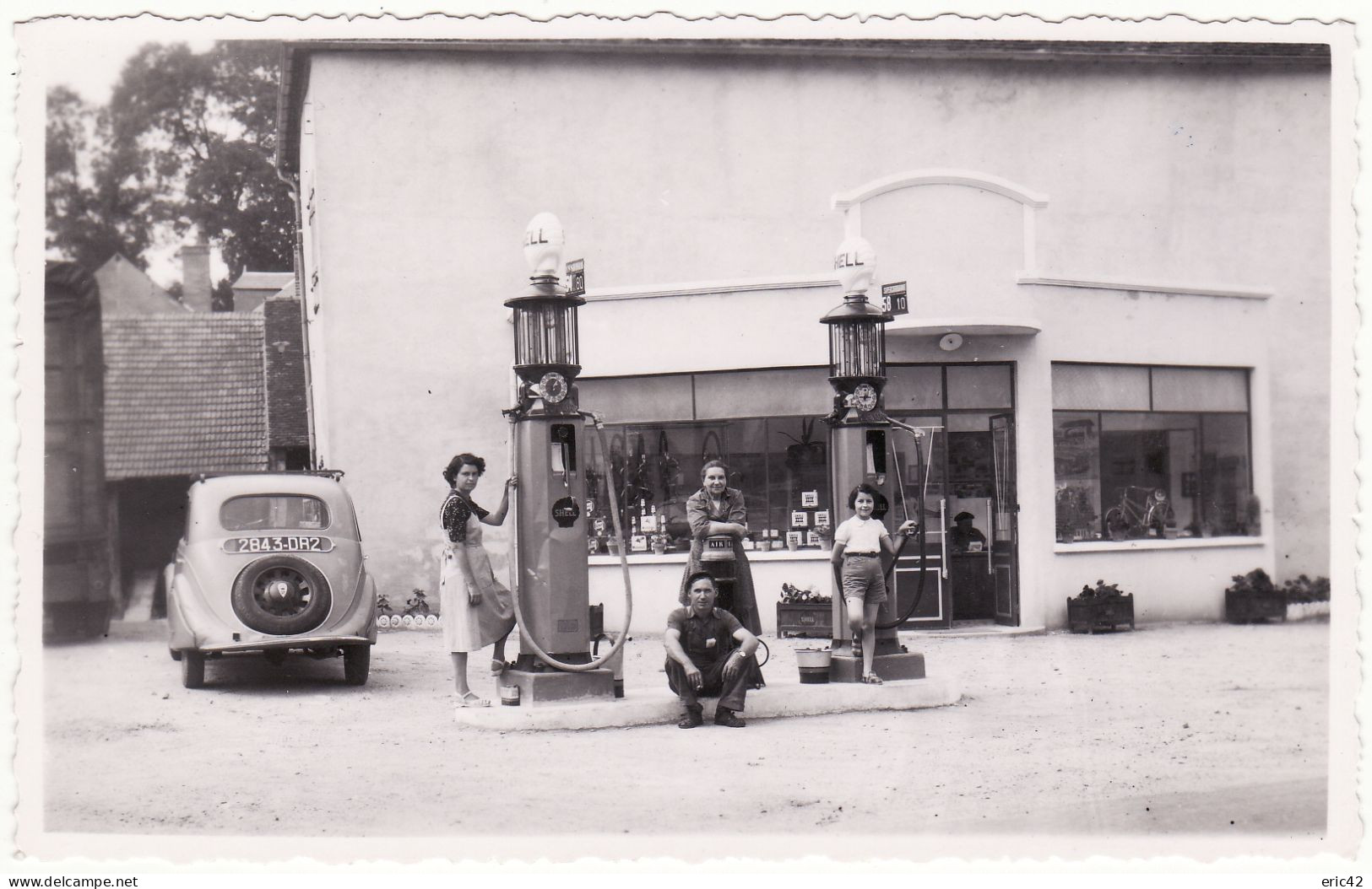 A IDENTIFIER **Station SHELL, Pompes à Essence, Voiture Ancienne** - Zu Identifizieren