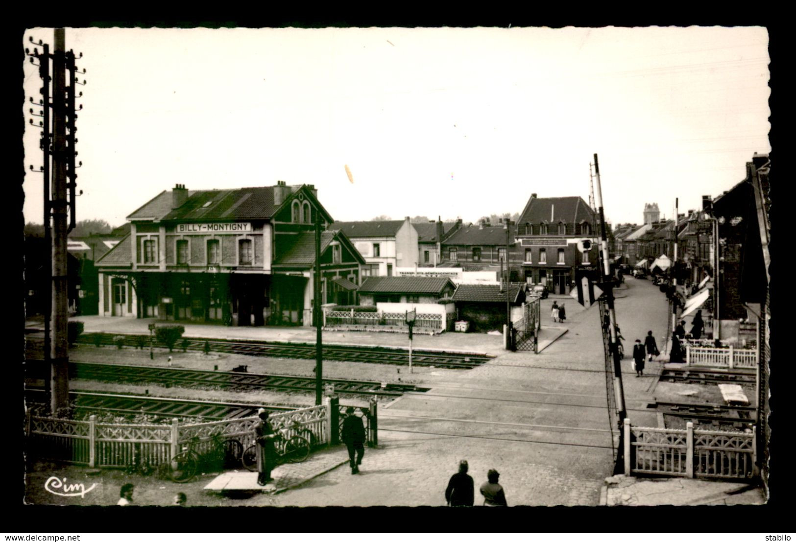 62 - BILLY-MONTIGNY - LE PASSAGE A NIVEAU ET LA GARE DE CHEMIN DE FER RUE DES FUSILLES - Andere & Zonder Classificatie