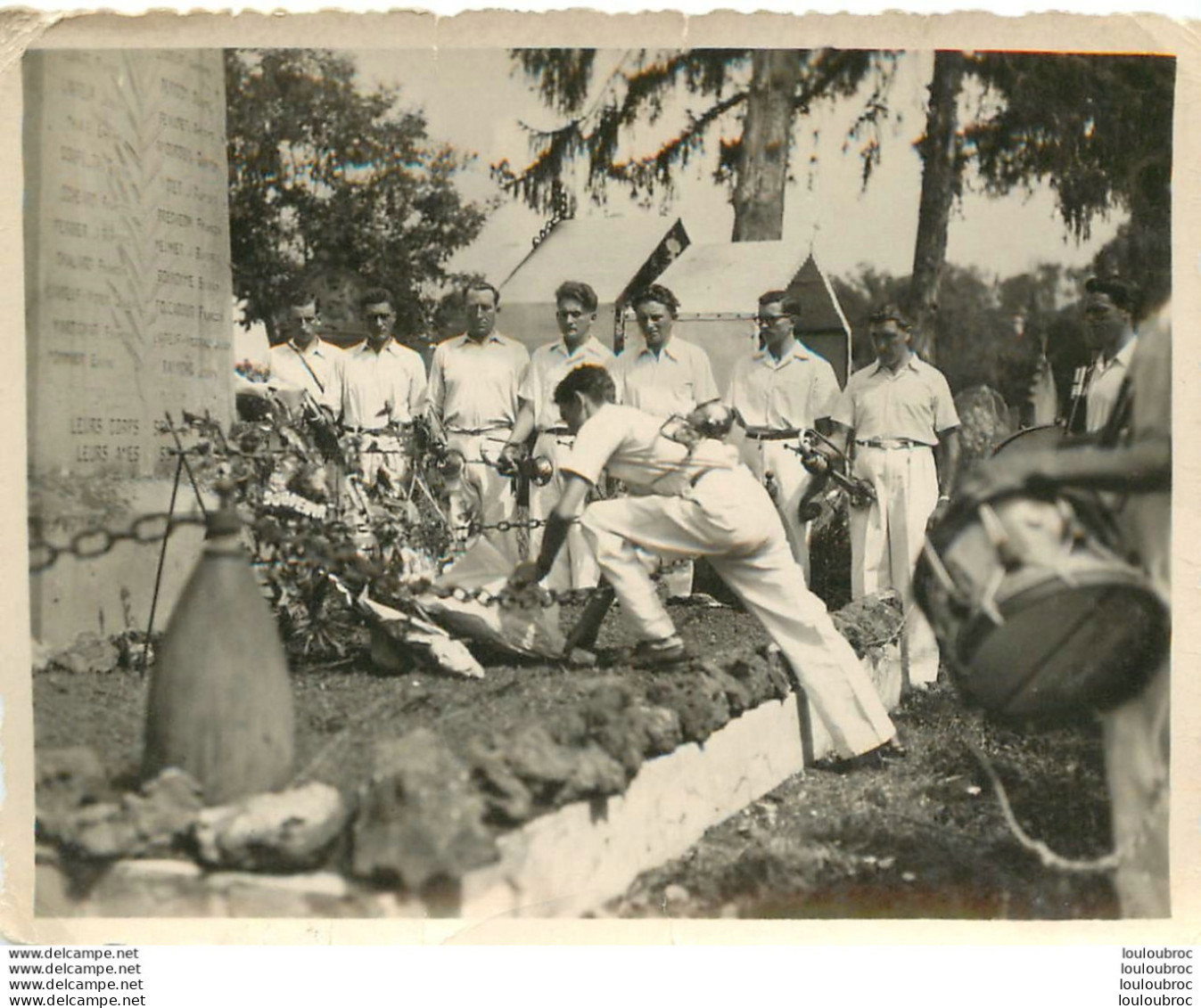 RARE JOZE POSE DE GERBES AU MONUMENT AUX MORTS PHOTO ORIGINALE 11 X 9 CM - Autres & Non Classés