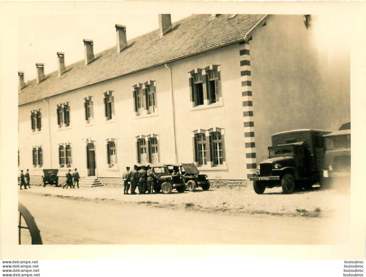 CASERNE ET  VEHICULES MILITAIRES PHOTO ORIGINALE 12.50 X 9 CM - Guerre, Militaire