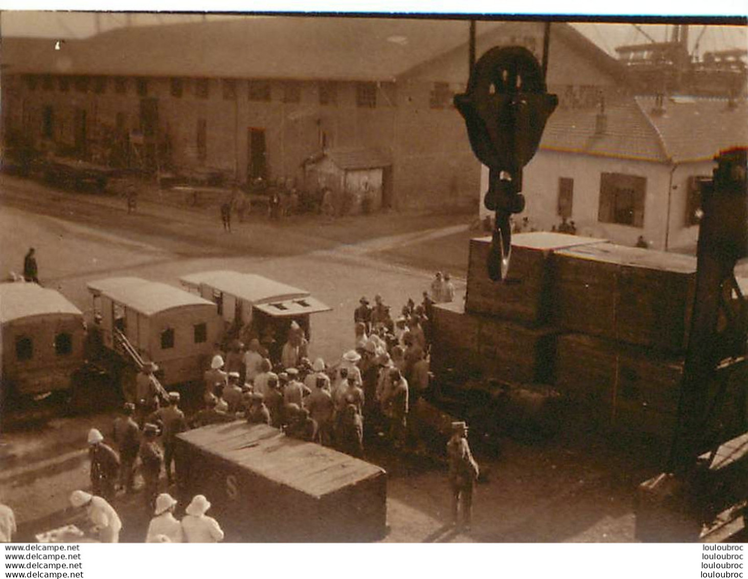 AMBULANCES MILITAIRES ET SOLDATS AVEC CASQUES COLONIAUX PHOTO ORIGINALE 8 X 5.50 CM - Guerre, Militaire