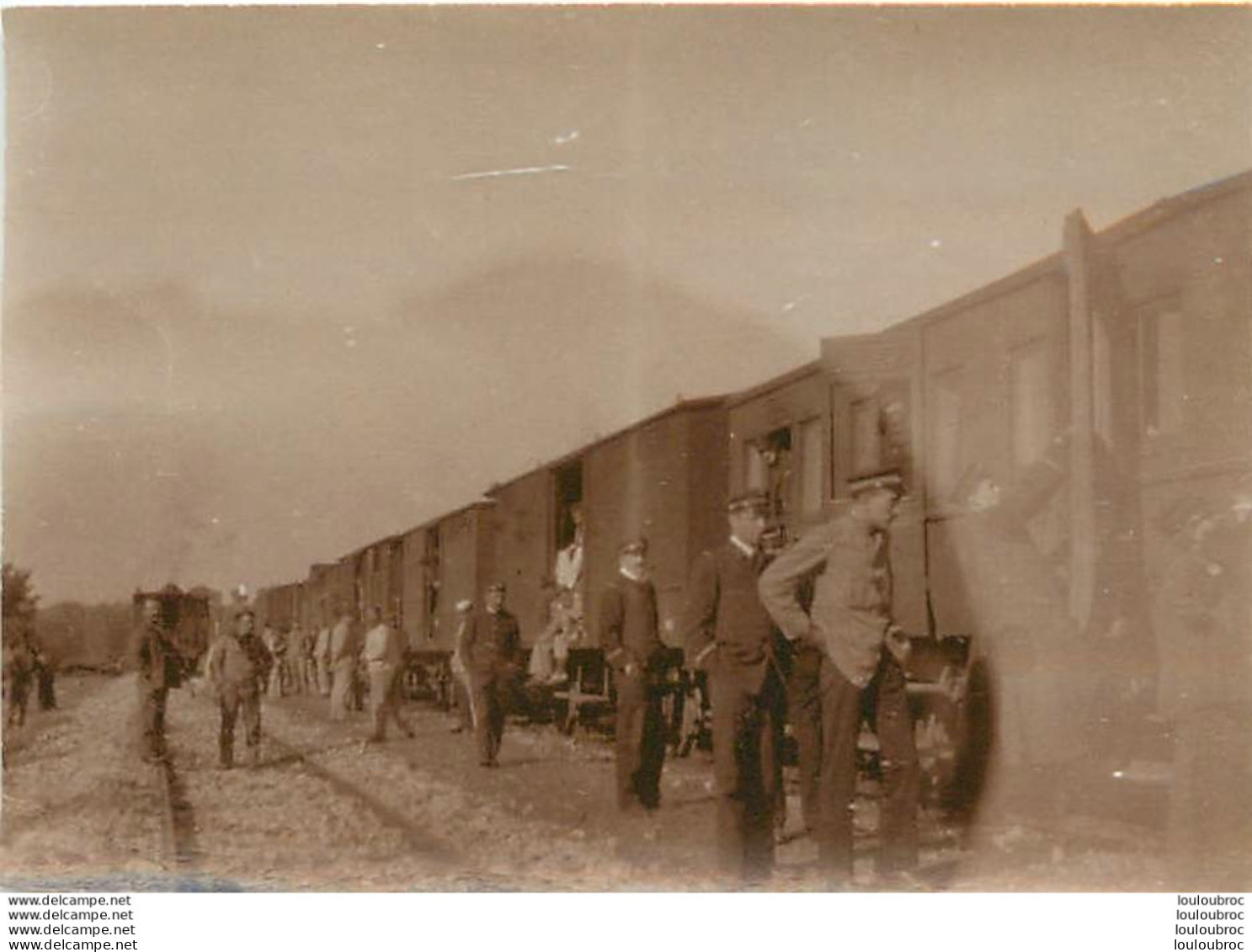 SOLDATS TRAIN A QUAI PHOTO ORIGINALE FORMAT 8.50 X 5 CM - Guerre, Militaire