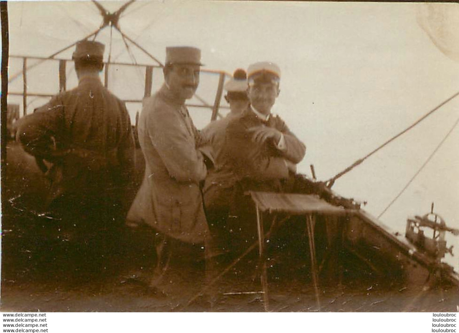 SOLDATS OFFICIERS SUR UN BATEAU PHOTO ORIGINALE FORMAT 8.50 X 5 CM - Guerre, Militaire