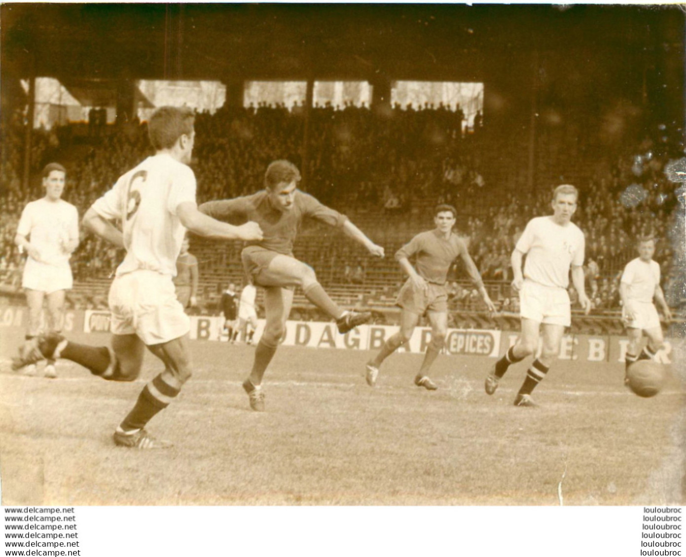 FOOTBALL 03/1961 LE STADE FRANCAIS BAT ANGERS  ICI STAKO KOWALSKI FEFEU ETC ... PHOTO PRESSE 18X13CM - Deportes