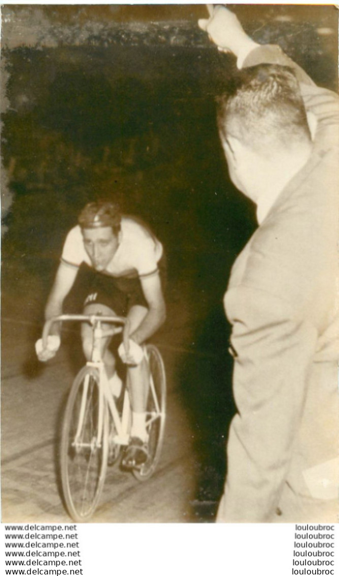 CYCLISME ROGER RIVIERE RECORDMAN DU MONDE DE L'HEURE 1959 PHOTO DE PRESSE ORIGINALE  18 X 13 CM - Deportes