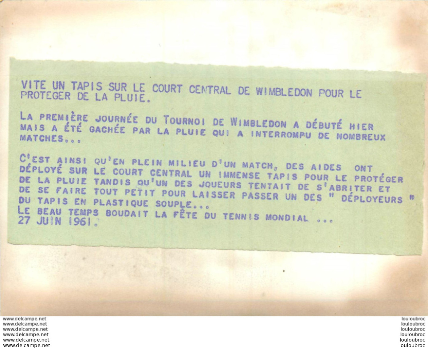TENNIS 06/1961 WIMBLEDON LE TAPIS CONTRE LA PLUIE PHOTO PRESSE 18X13CM - Deportes