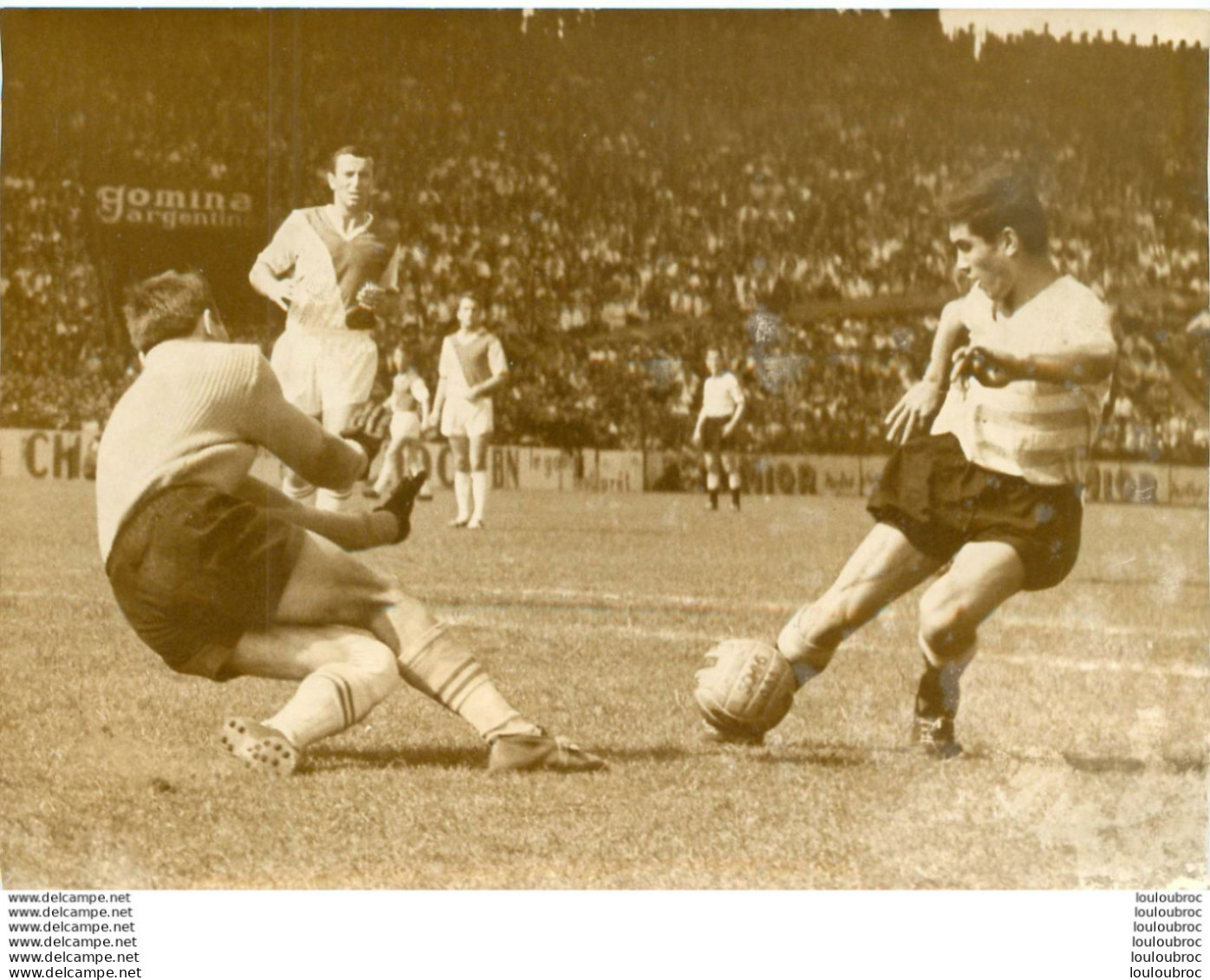 FOOTBALL 05/1961  R.C. PARIS MONACO VICTOIRE DE PARIS  VAN SAM DEVANT GAROFALO ET BIANCHERI  PHOTO PRESSE 18X13CM - Deportes