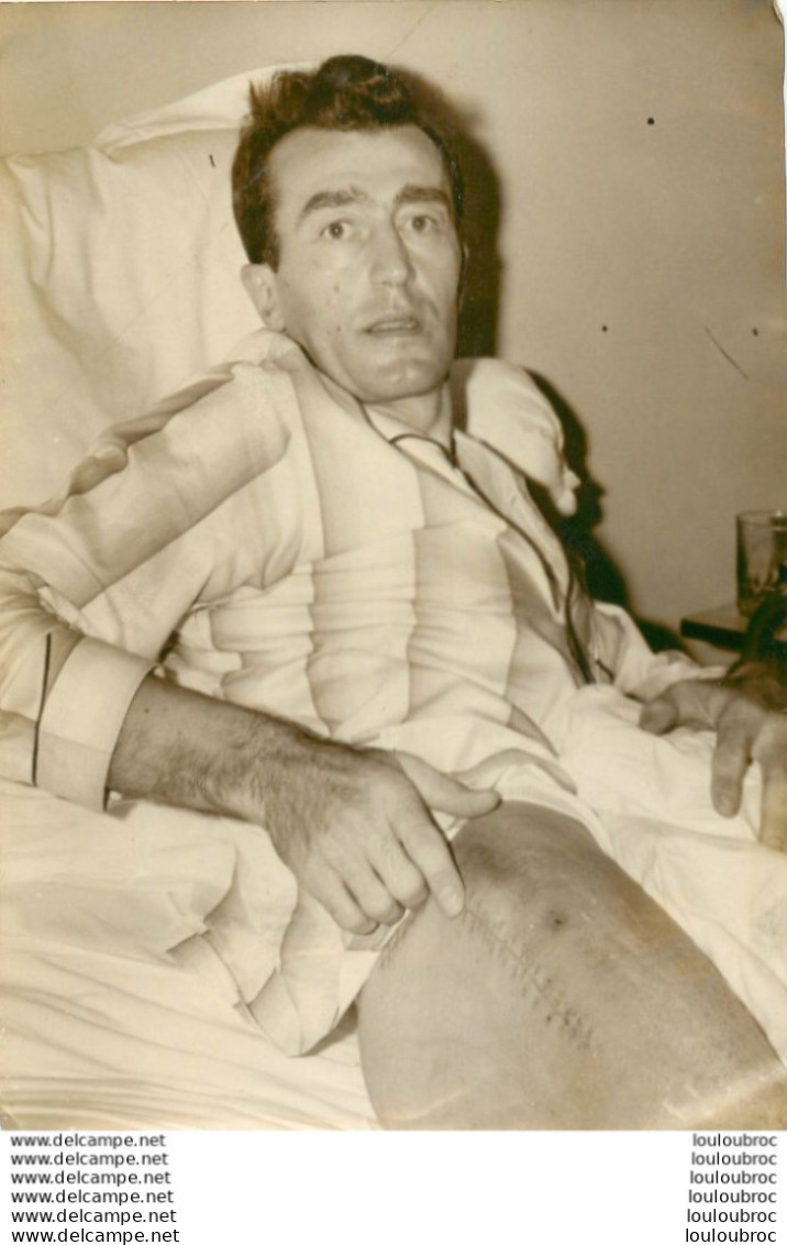 CYCLISME 11/1961 LOUISON BOBET APRES SON ACCIDENT DE VOITURE AVEC SON FRERE PHOTO DE PRESSE 18X13CM - Sports