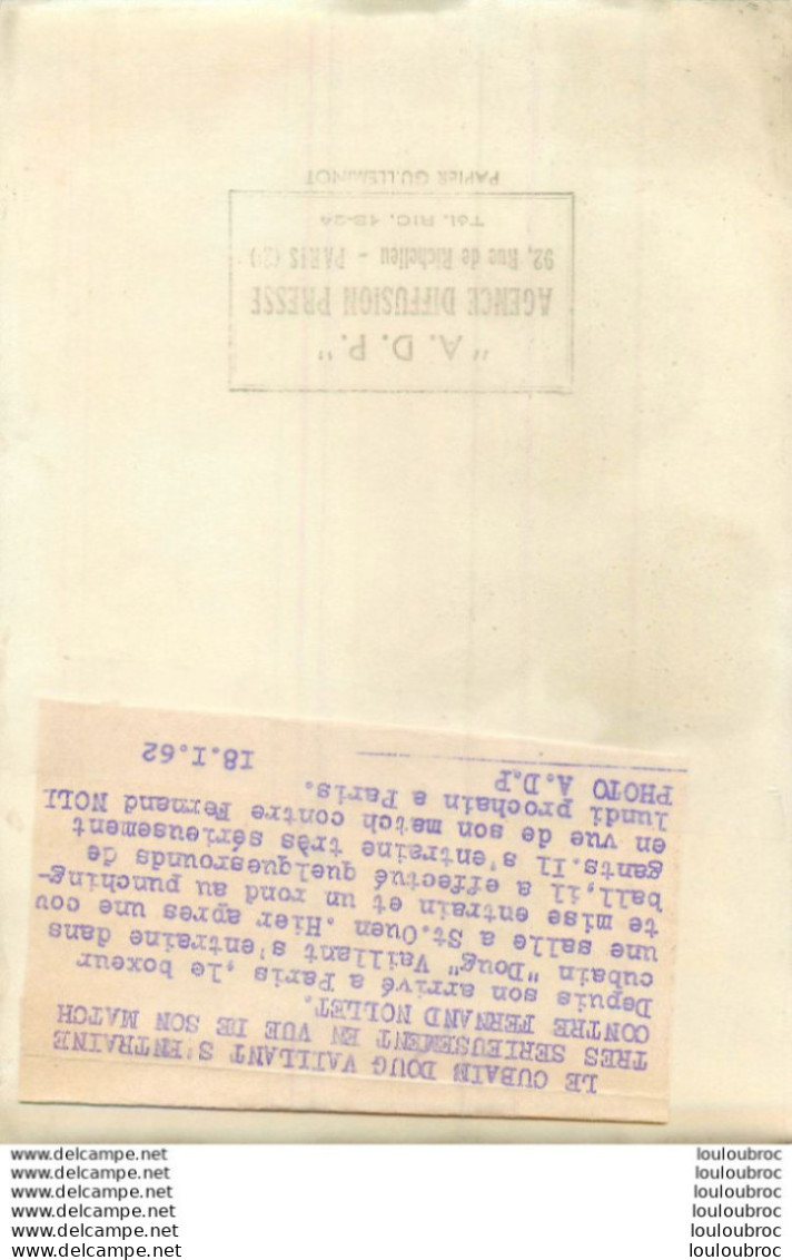 BOXE 01/1962 DOUG VAILLANT  AVANT SON COMBAT CONTRE NOLLET PHOTO DE PRESSE 18X13CM R1 - Sports