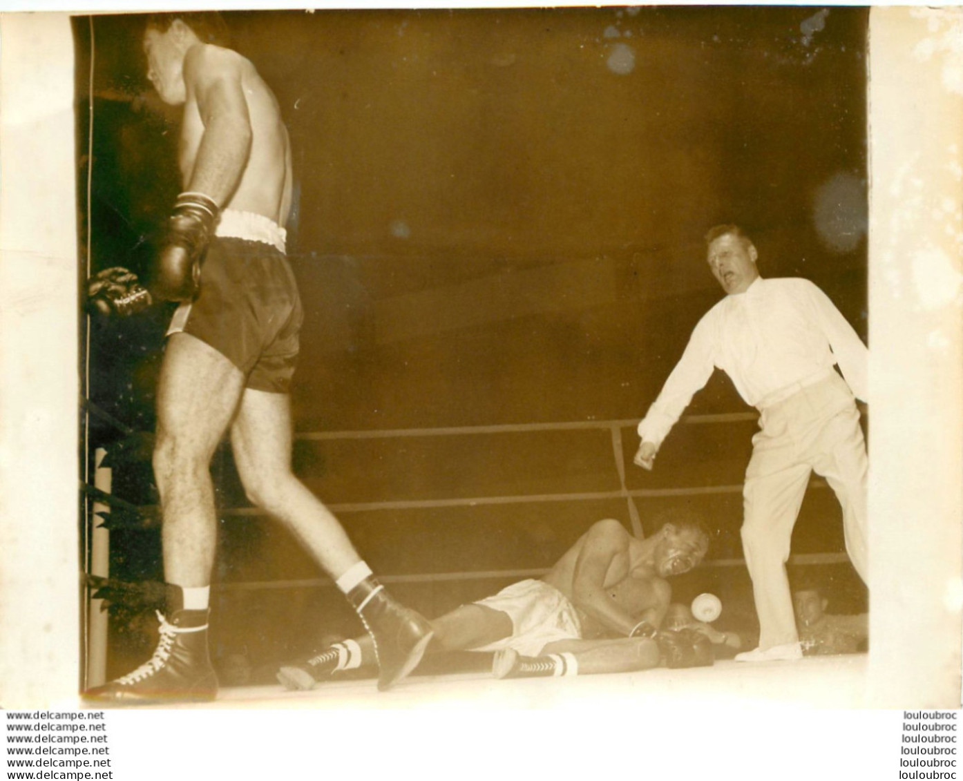 BOXE 11/1960 AISSA HASHAS VAINQUEUR PAR KO DE JIMMY HORNSBY  PHOTO DE PRESSE 18X13CM - Sports