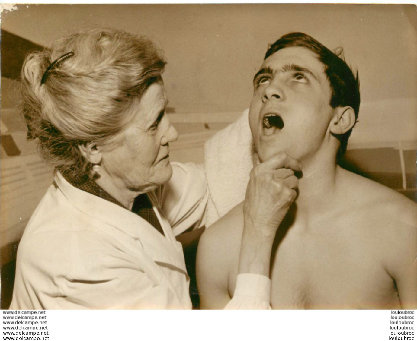 BOXE 04/1960 LES DEBUTS DE MARCEL CERDAN JUNIOR  16 ANS A WAGRAM PHOTO DE PRESSE 18X13CM - Sports