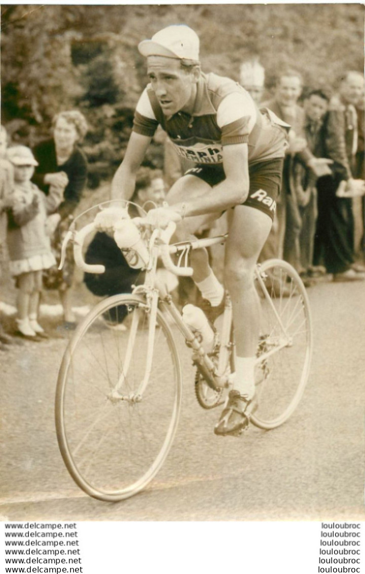 CYCLISME TOUR DE FRANCE 1959 RIVIERE DANS LA 5èm ETAPE ROUEN RENNES PHOTO DE PRESSE 18X10 CM - Deportes