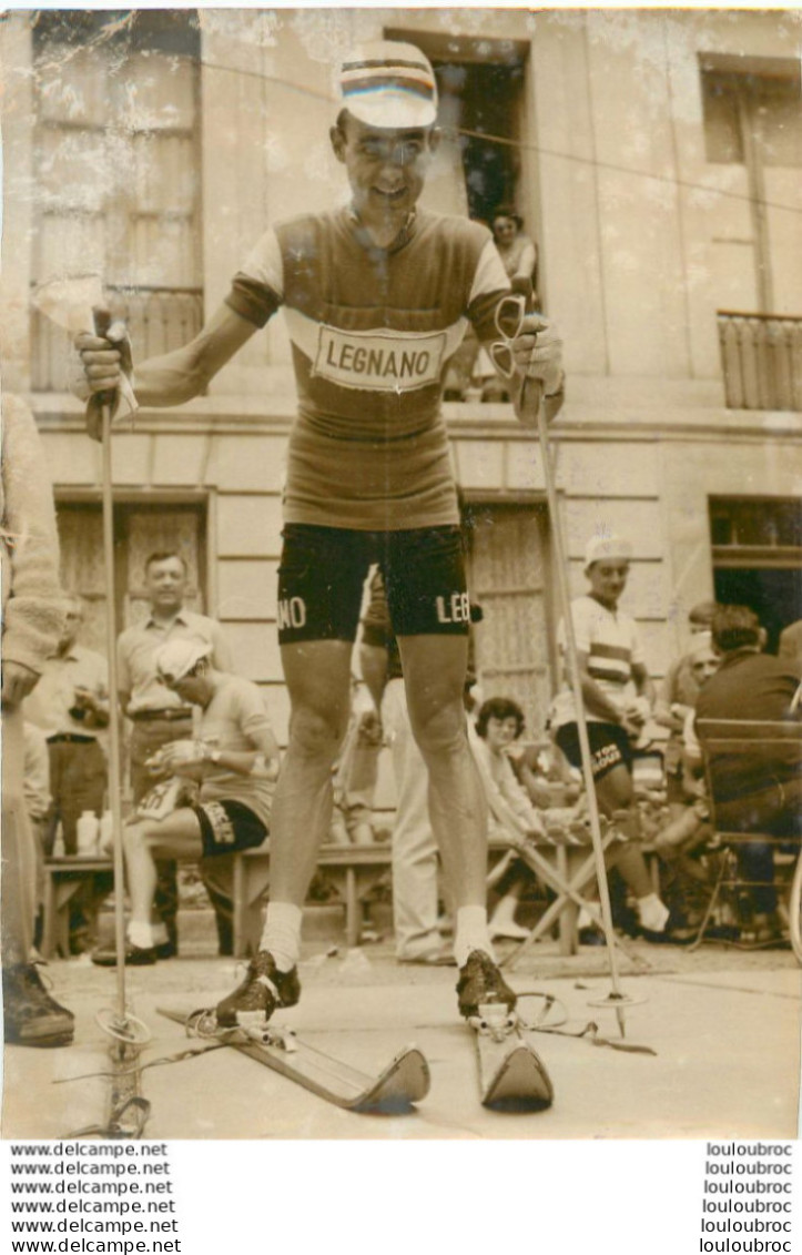 CYCLISME MASSIGNAN ROI DE LA MONTAGNE DU TOUR DE FRANCE 1961 PHOTO DE PRESSE 18X10 CM - Sports