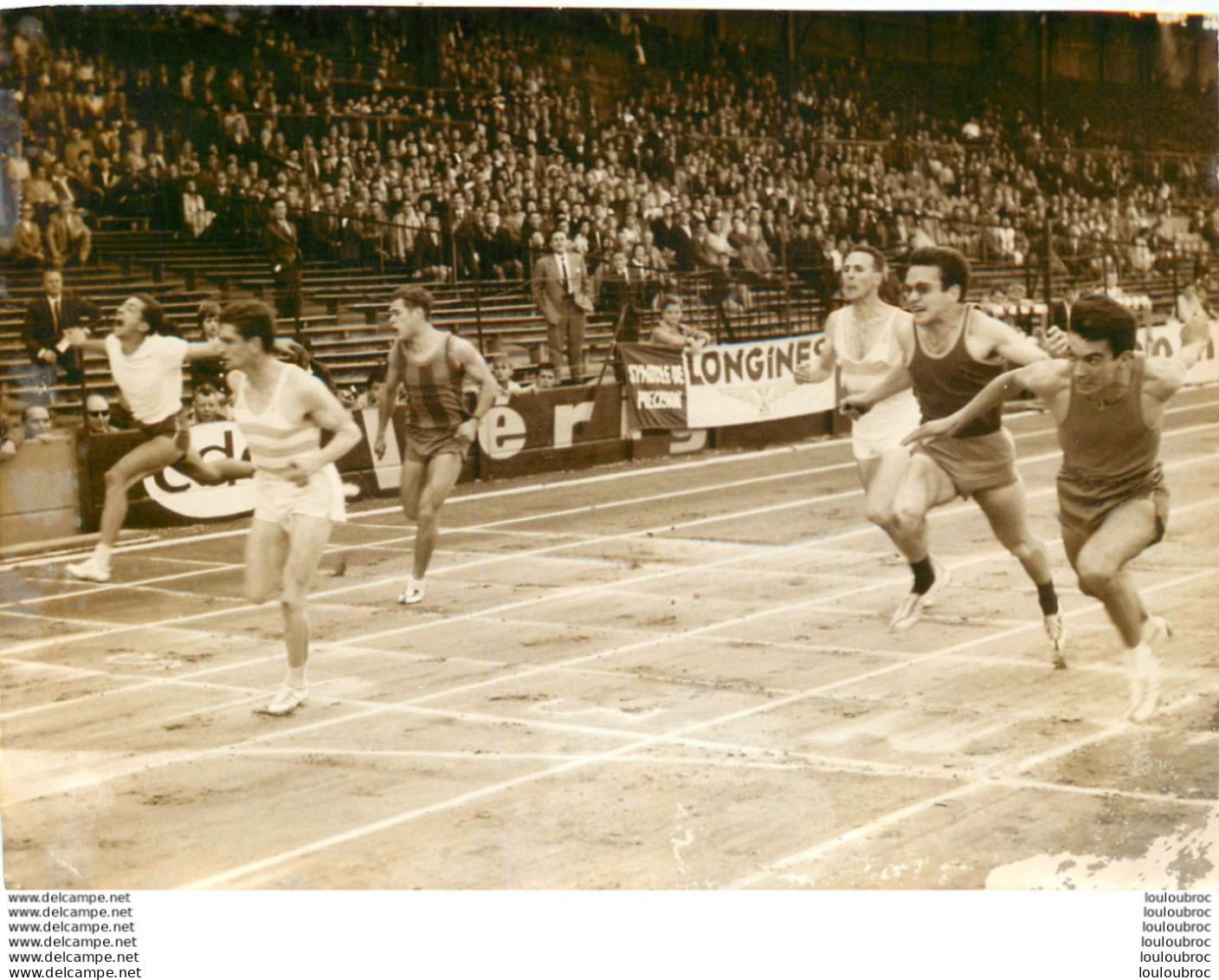 ATHLETISME 07/1961 STADE DE COLOMBES DELECOUR GAGNE LE 100 METRES DEVANT PIQUEMAL PHOTO DE PRESSE 18 X 13 CM - Sports