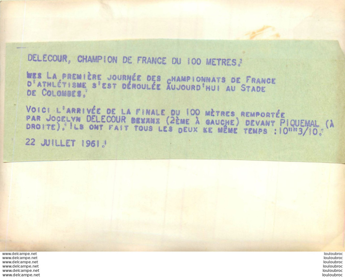 ATHLETISME 07/1961 STADE DE COLOMBES DELECOUR GAGNE LE 100 METRES DEVANT PIQUEMAL PHOTO DE PRESSE 18 X 13 CM - Sports