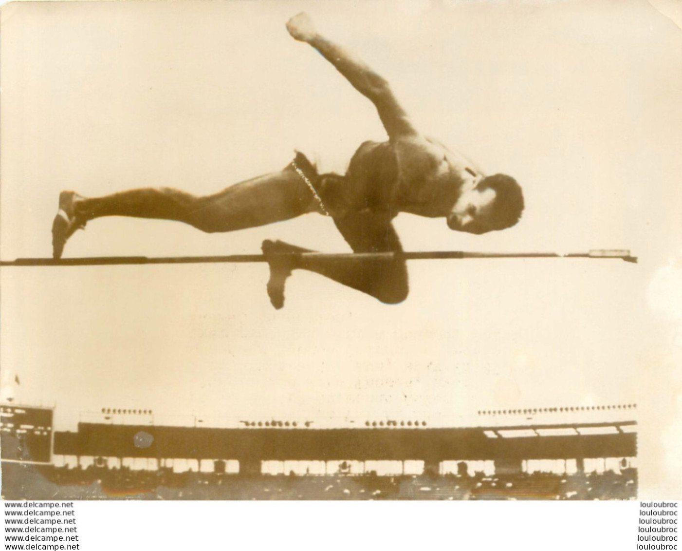 ATHLETISME 06/1961 A MOSCOU SAUT EN HAUTEUR VALERI BRUMEL SAUTE A 2M23 PHOTO DE PRESSE 18 X 13 CM R1 - Sports