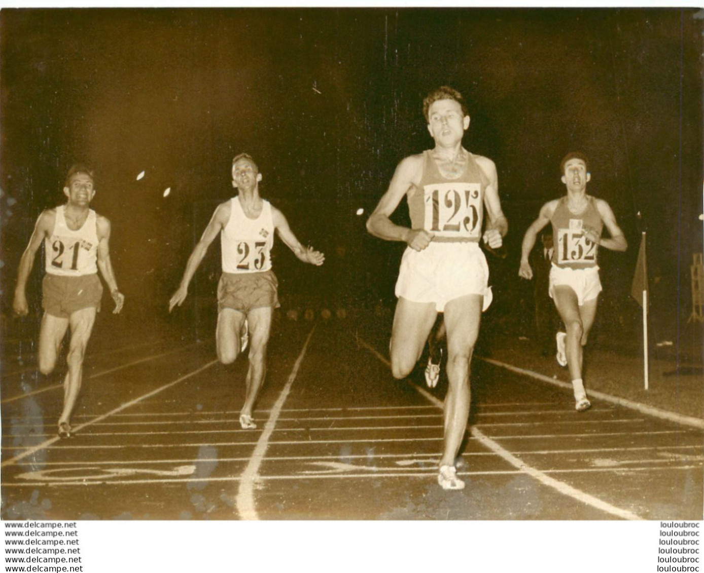 ATHLETISME 09/1961 MICHEL JAZY  GAGNE LE 800 METRES  DEVANT HELLAUD  ET HAMARSLAND PHOTO DE PRESSE 18X10 CM - Sports