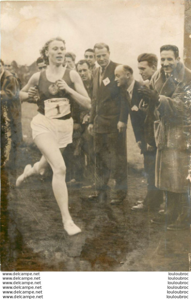 ATHLETISME  03/1954 CROSS DE VINCENNES NINA OTKALENKO VAINQUEUR APPLAUDIE PAR MIMOUN PHOTO DE PRESSE 18X13CM - Sports