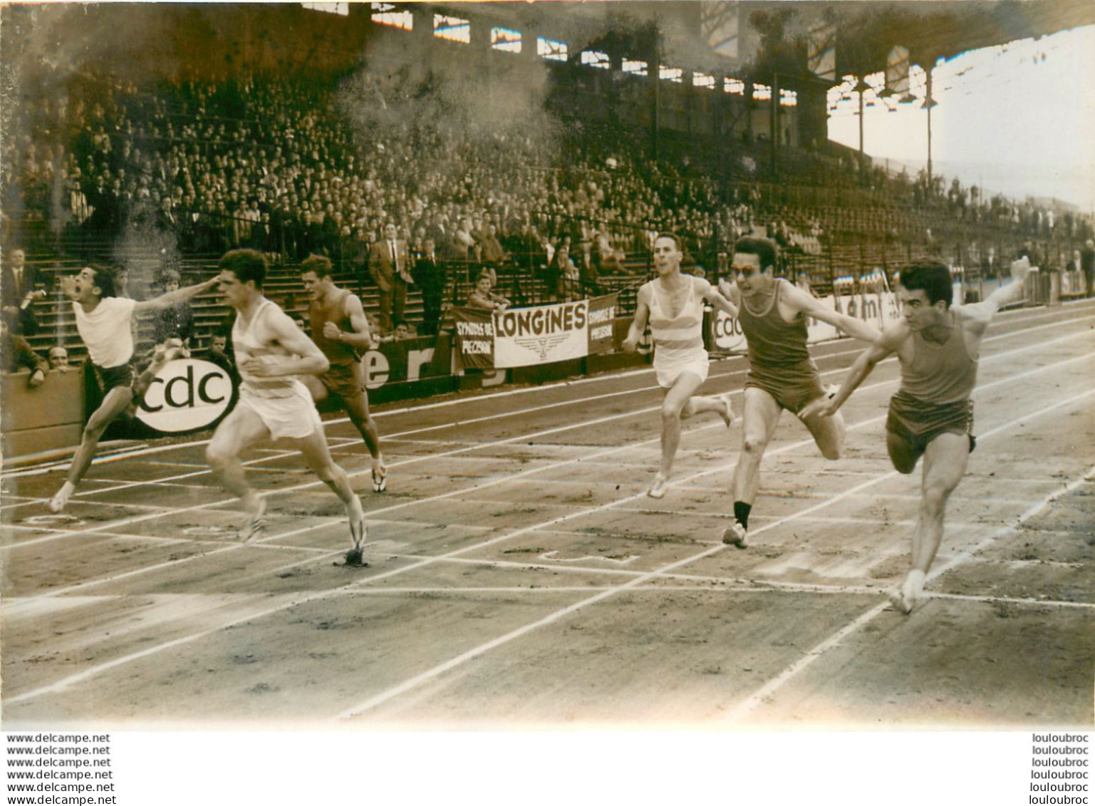 ATHLETISME 07/1961 FINALE DU 100 METRES A COLOMBES DELECOUR VAINQUEUR  PHOTO DE PRESSE 18 X 13 CM R1 - Sport