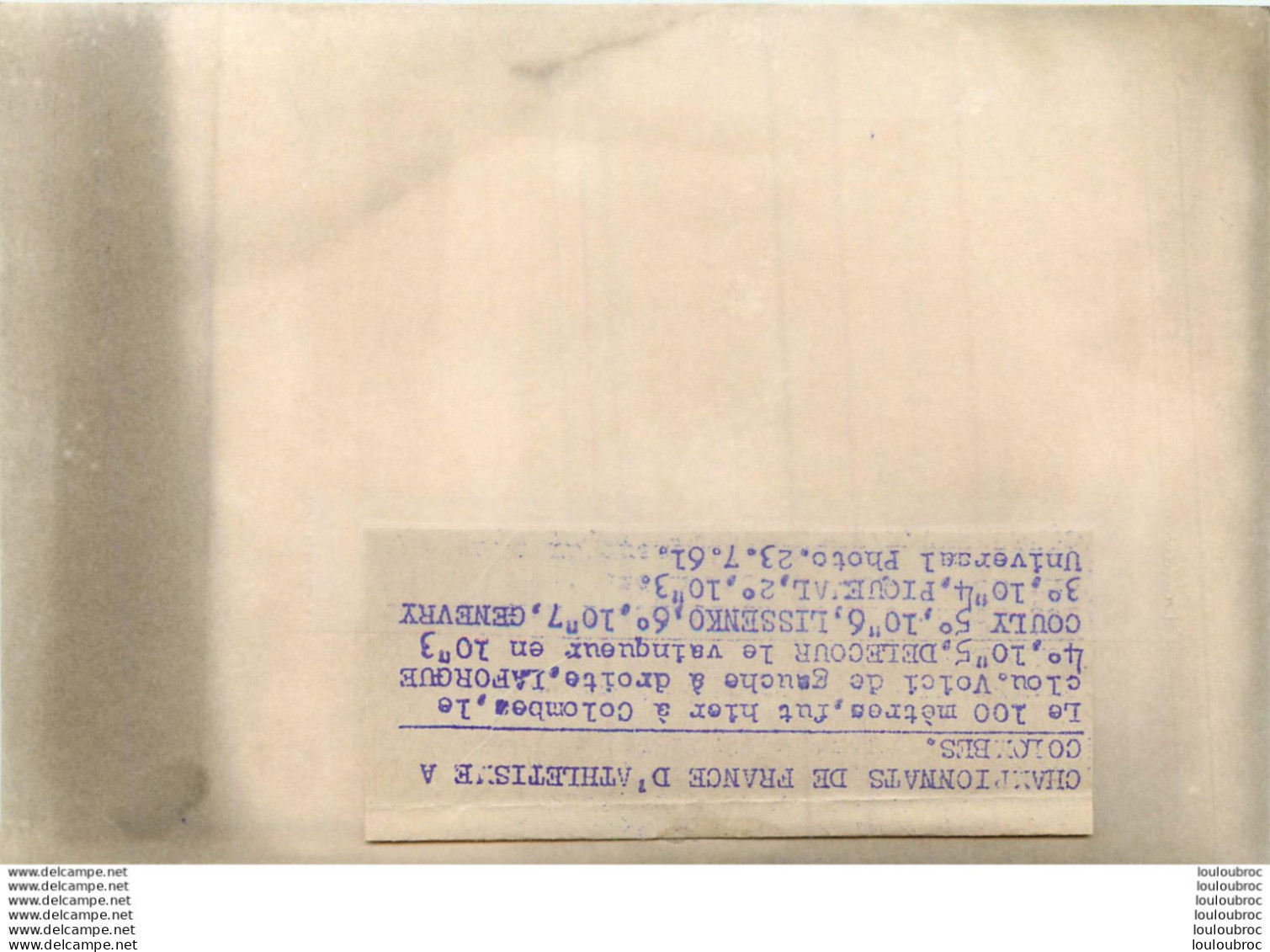 ATHLETISME 07/1961 FINALE DU 100 METRES A COLOMBES DELECOUR VAINQUEUR  PHOTO DE PRESSE 18 X 13 CM R1 - Sport
