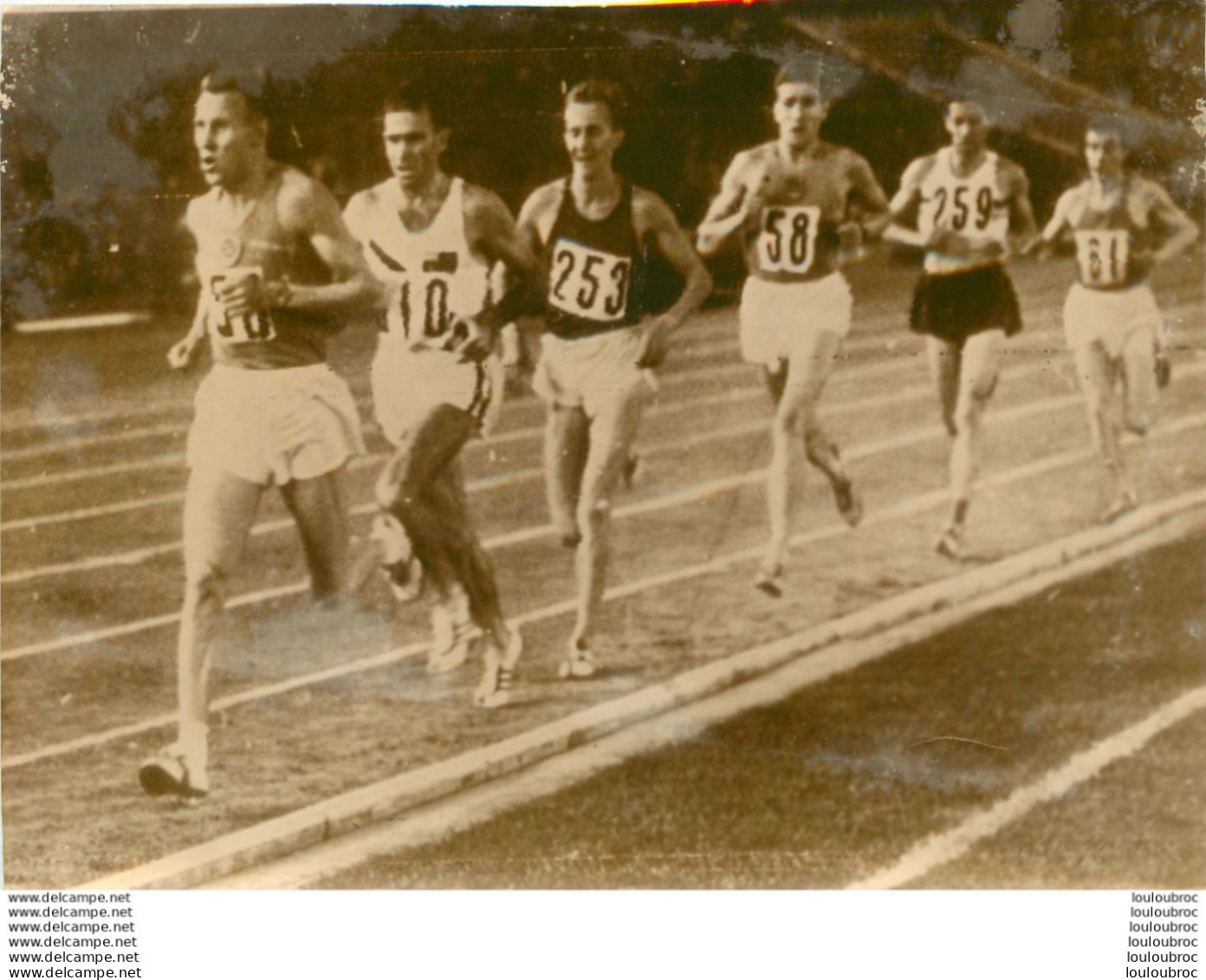 ATHLETISME 07/1961 MOSCOU LE 5000 MERTRES LE RUSSE BOLOTNIKOV ET LE FRANCAIS BOGEY PHOTO DE PRESSE 18 X 13 CM - Sports