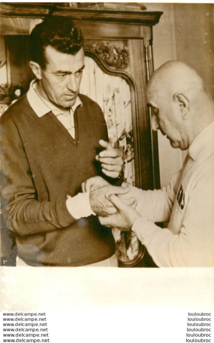 CYCLISME LOUISON BOBET 08/1961 APRES SON ACCIDENT PHOTO DE PRESSE 18X13CM R1 - Sports