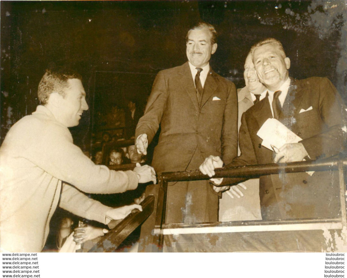 ATHLETISME 1500M DAN WAERN EN 1958 FELICITE PAR LORD BURGHLEY  IL FUT RADIE POSTERIEUREMENT   PHOTO DE PRESSE 18X10 CM - Sport