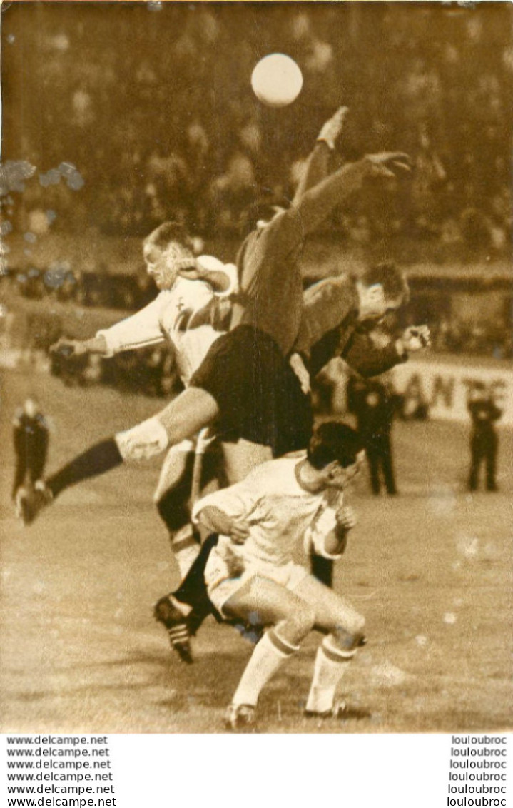 FOOTBALL 1961 REIMS METZ AVEC GLOVAKI ERHARDT  ET SCHEID PHOTO DE PRESSE  18X13CM - Sports