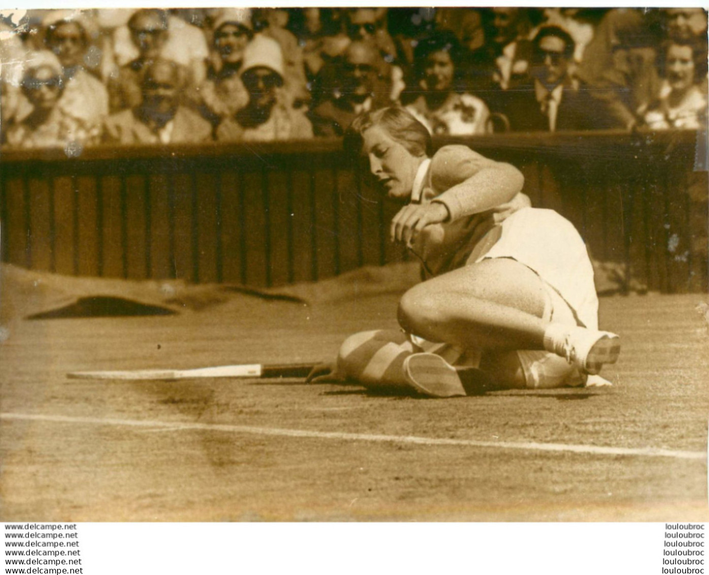 TENNIS WIMBLEDON 1961 CHRISTINE TRUMAN  CHUTE DANS SON MATCH GAGNE CONTRE HELLYER PHOTO DE PRESSE 18 X 13 CM - Sports