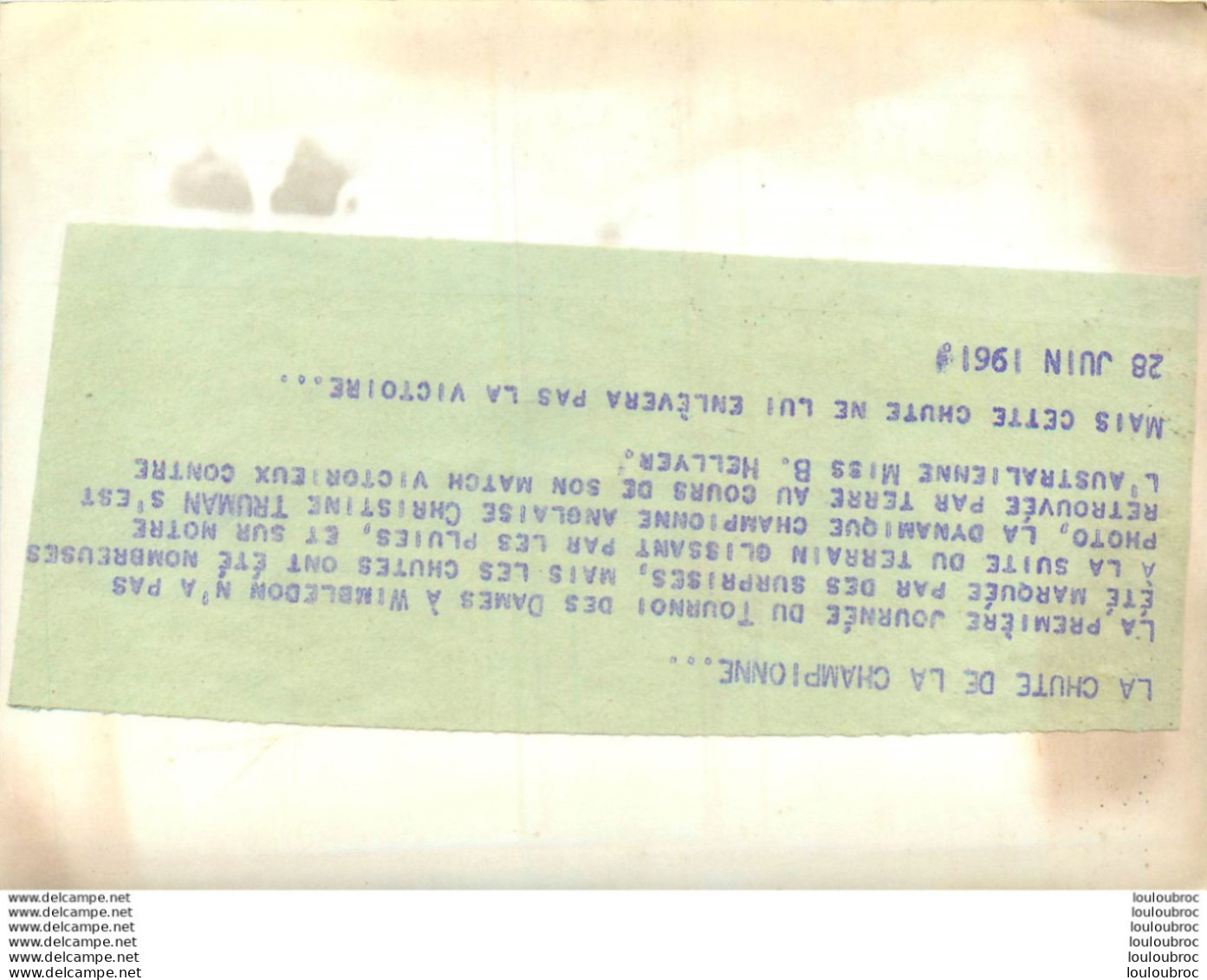 TENNIS WIMBLEDON 1961 CHRISTINE TRUMAN  CHUTE DANS SON MATCH GAGNE CONTRE HELLYER PHOTO DE PRESSE 18 X 13 CM - Sports
