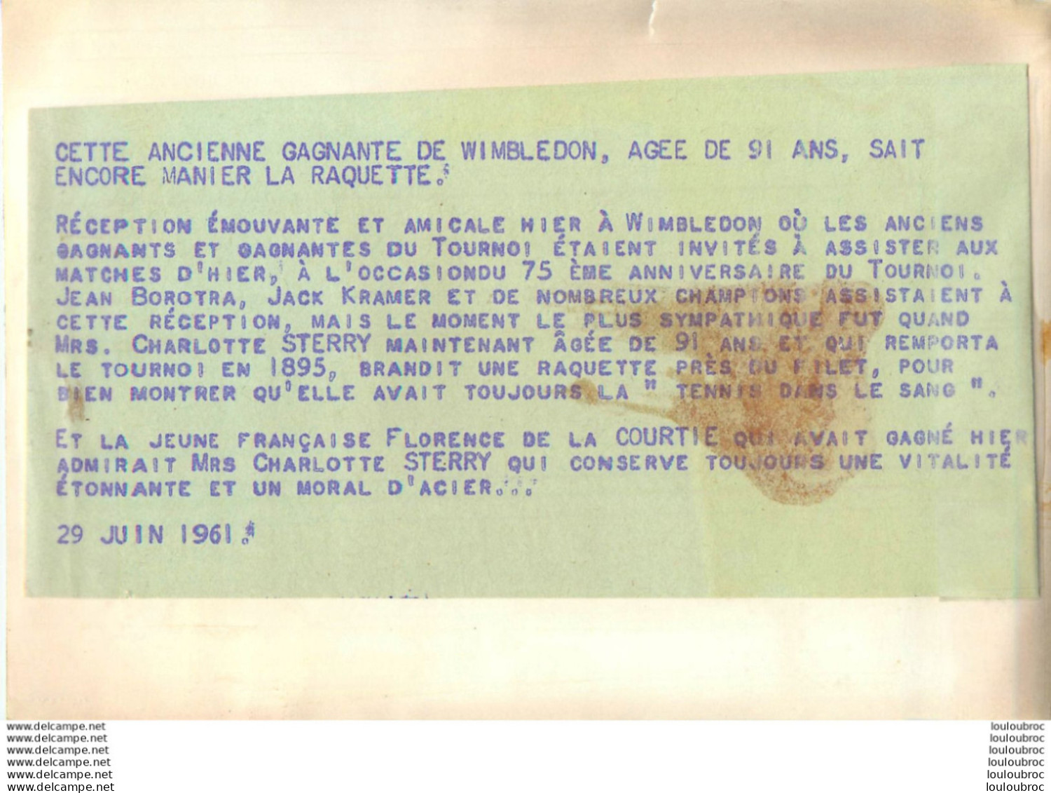 TENNIS WIMBLEDON 1961 CHARLOTTE STERRY 91 ANS ANCIENNE GAGNANTE ET FLORENCE DE LA COURTIE PHOTO DE PRESSE  18X13CM - Sporten