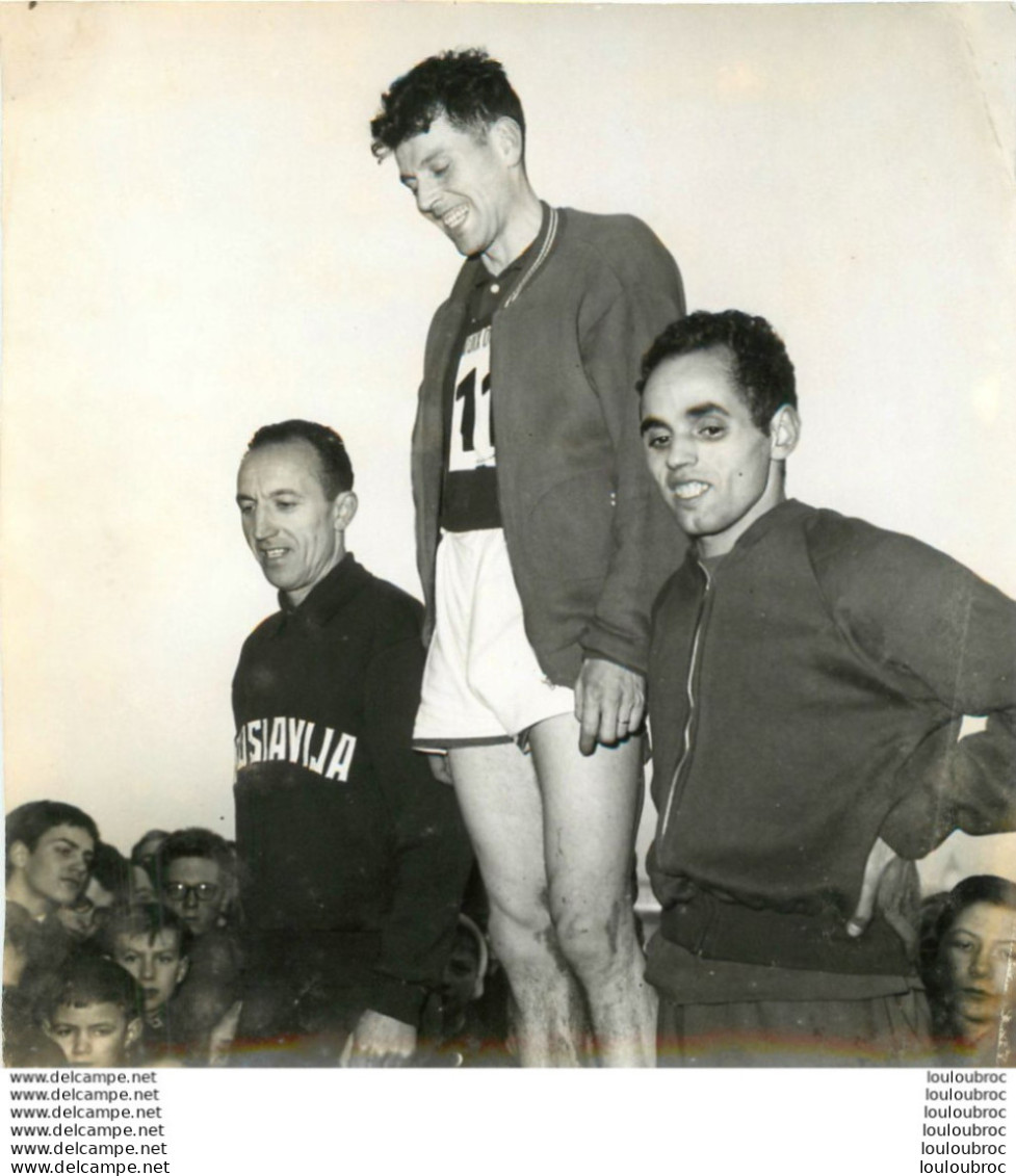 ATHLETISME CROSS DE LA VOIX DU NORD 1959 PODIUM MIHALIC WATTYNE ET BEDIAF PHOTO DE PRESSE 15X15CM - Sports