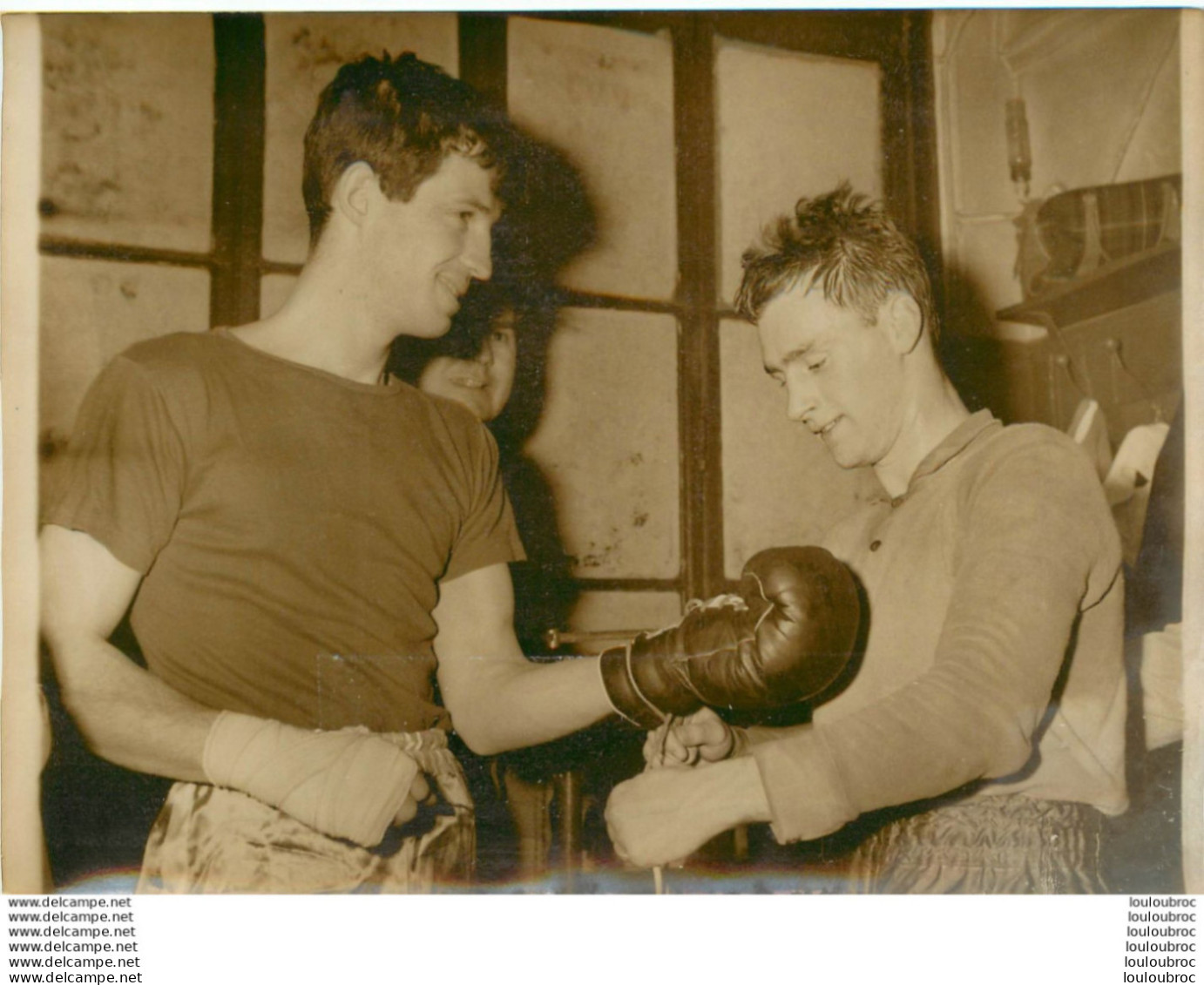 JEAN PAUL BELMONDO ET LE BOXEUR JACKIE CHAUVEAU 02/1961 PHOTO DE PRESSE 18X13CM - Berühmtheiten