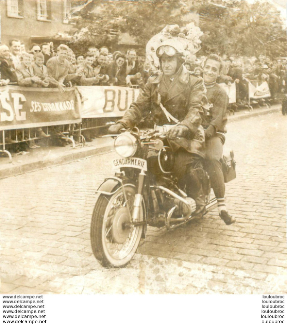 CYCLISME ROGER RIVIERE AVEC SON BOUQUET SUR LA MOTO DE GENDARMERIE PHOTO DE PRESSE 16X16CM - Sports