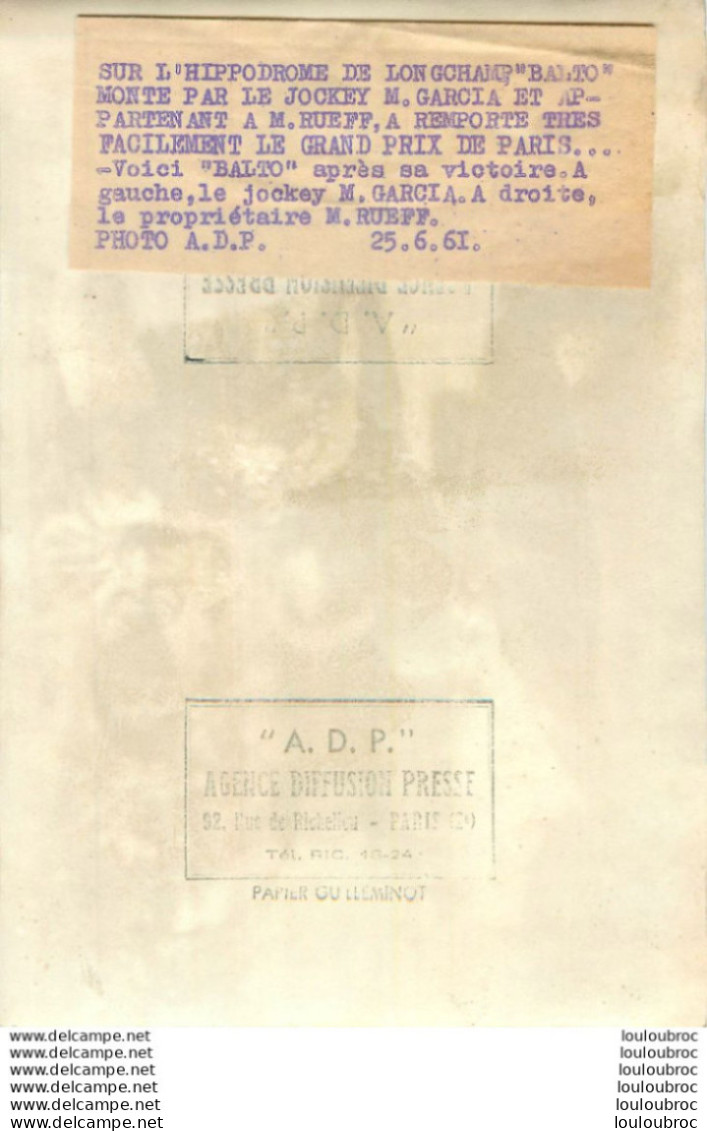 HIPPISME 06/1961 ARRIVEE DU GRAND PRIX DE PARIS  VAINQUEUR MAXIME GARCIA SUR BALTO PHOTO DE PRESSE 18X13CM R1 - Sports