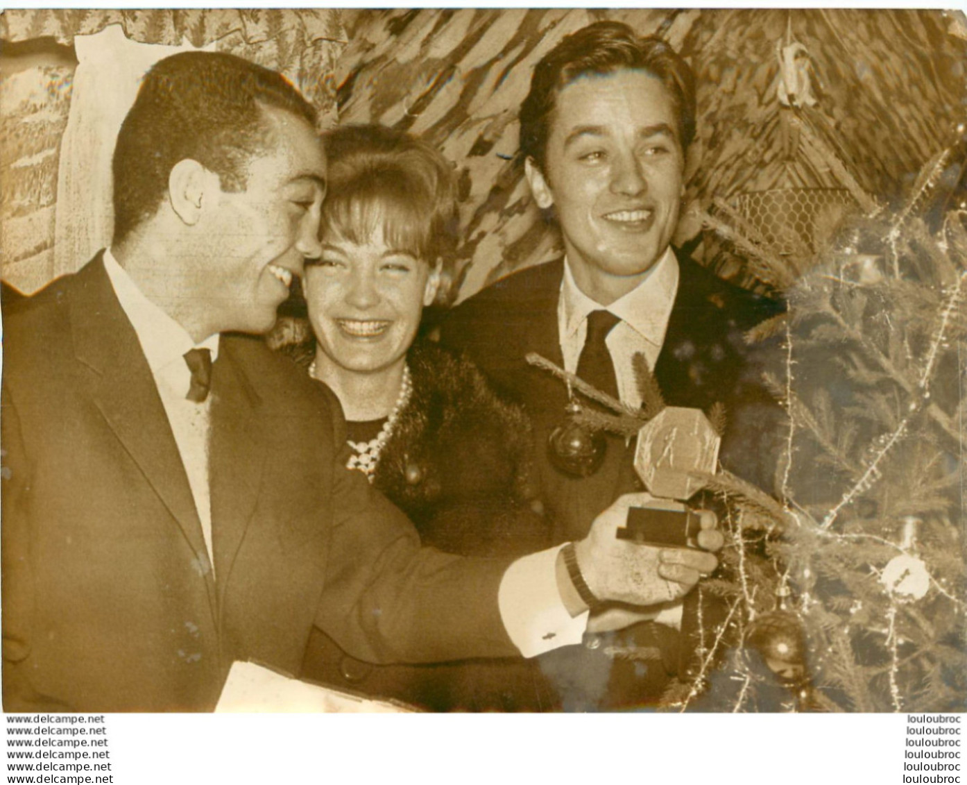 ALAIN DELON ET ROMY SCHNEIDER 12/1960 AVEC LE BOXEUR AISSA HASHAS PHOTO DE PRESSE 18X13CM - Célébrités