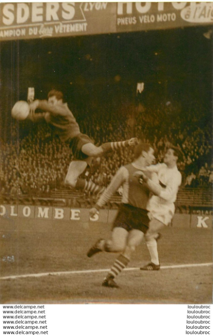 FOOTBALL  01/1962  LENS PARIS AU PARC DES PRINCES  CLEMENT ARRETANT LE BALLON  ET POLONIA PHOTO DE PRESSE 18X13CM - Sports