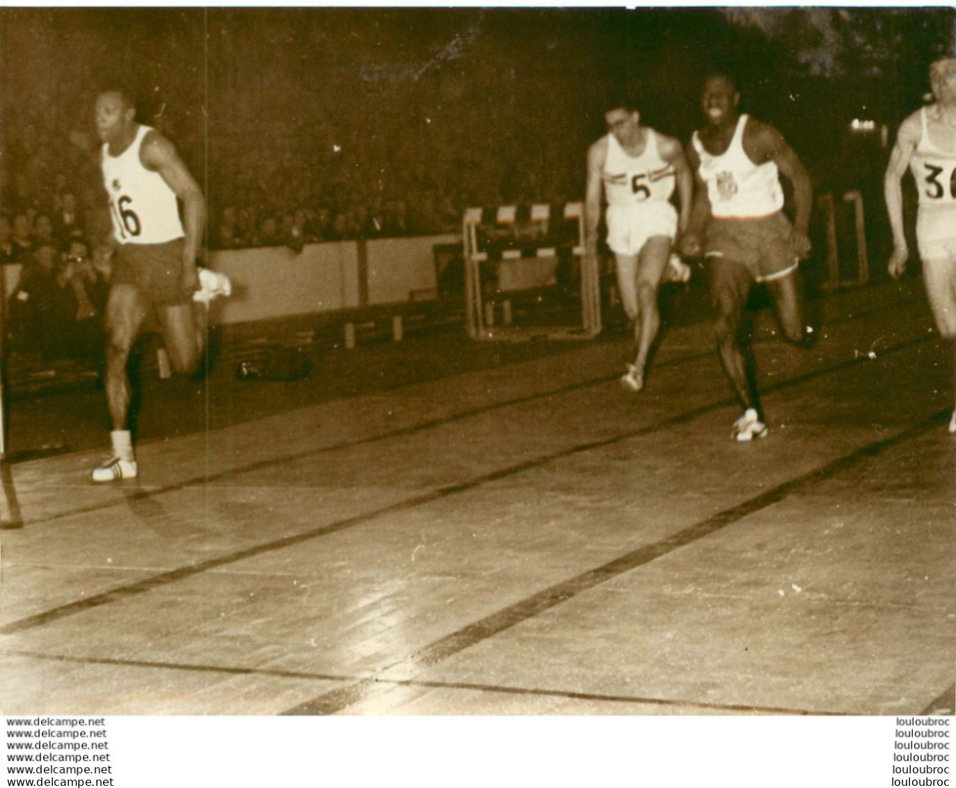 ATHLETISME 1959 PALAIS DES SPORTS ARRIVEE DU 60 YARDS GAGNE PAR CARPER WINDER ET DELECOUR PHOTO DE PRESSE  18X13CM - Sports