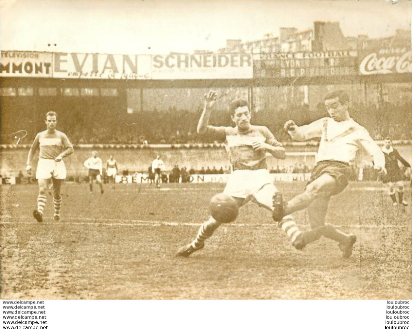 FOOTBALL 01/1962 PARC DES PRINCES  LYON R.C. PARIS  AVEC SAMPER BOLLINI RAMBERT  PHOTO DE PRESSE 18X13CM - Sport