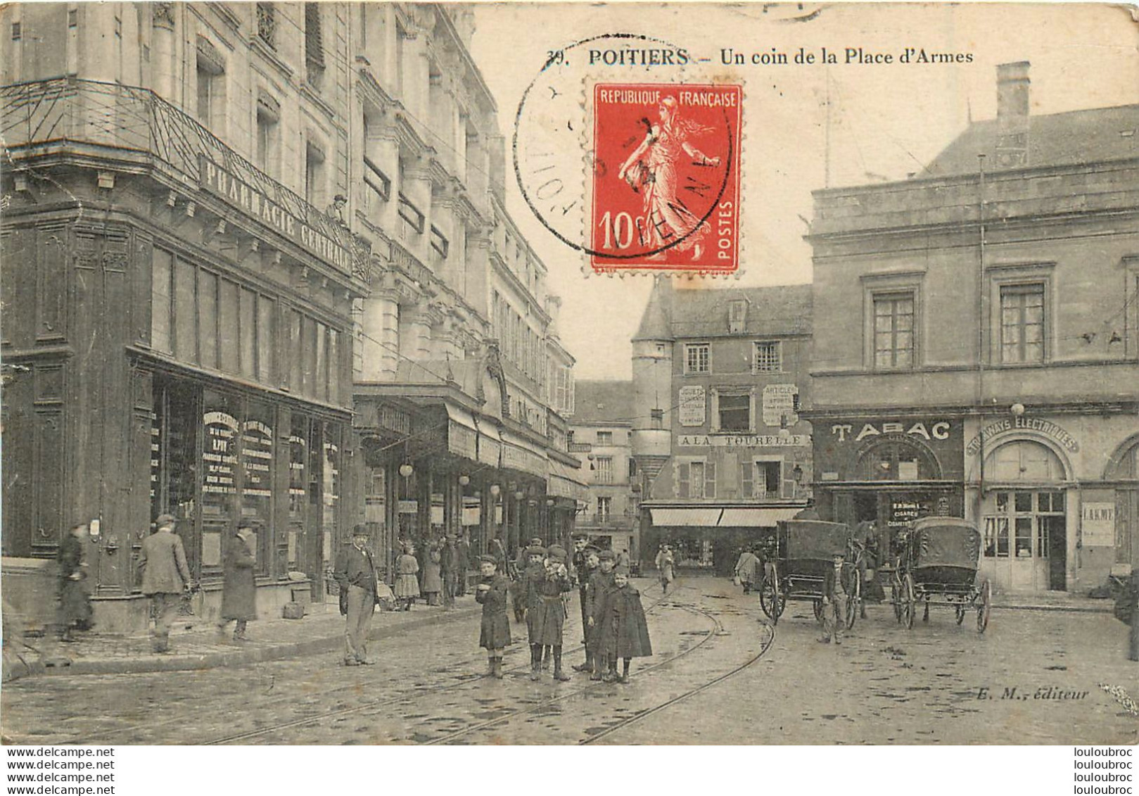 POITIERS UN COIN DE LA PLACE D'ARMES - Poitiers