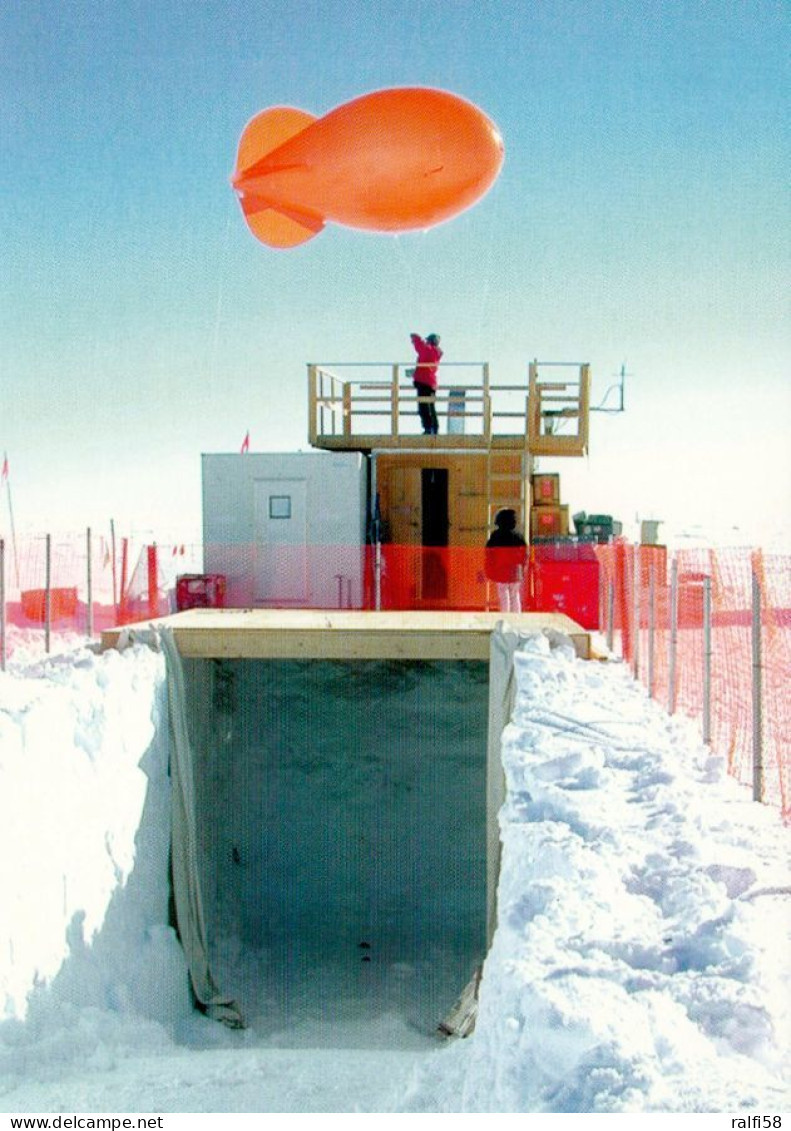 1 AK Antarctica / Antarktis * A Researcher At Amundsen-Scott South Pole Station * - Altri & Non Classificati