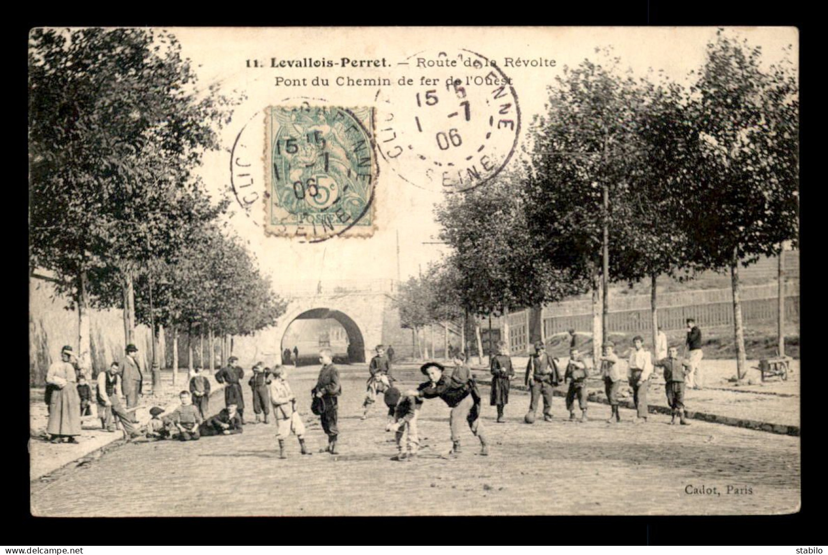 92 - LEVALLOIS-PERRET - ROUTE DE LA REVOLTE - PONT DU CHEMIN DE FER DE L'OUEST - Levallois Perret